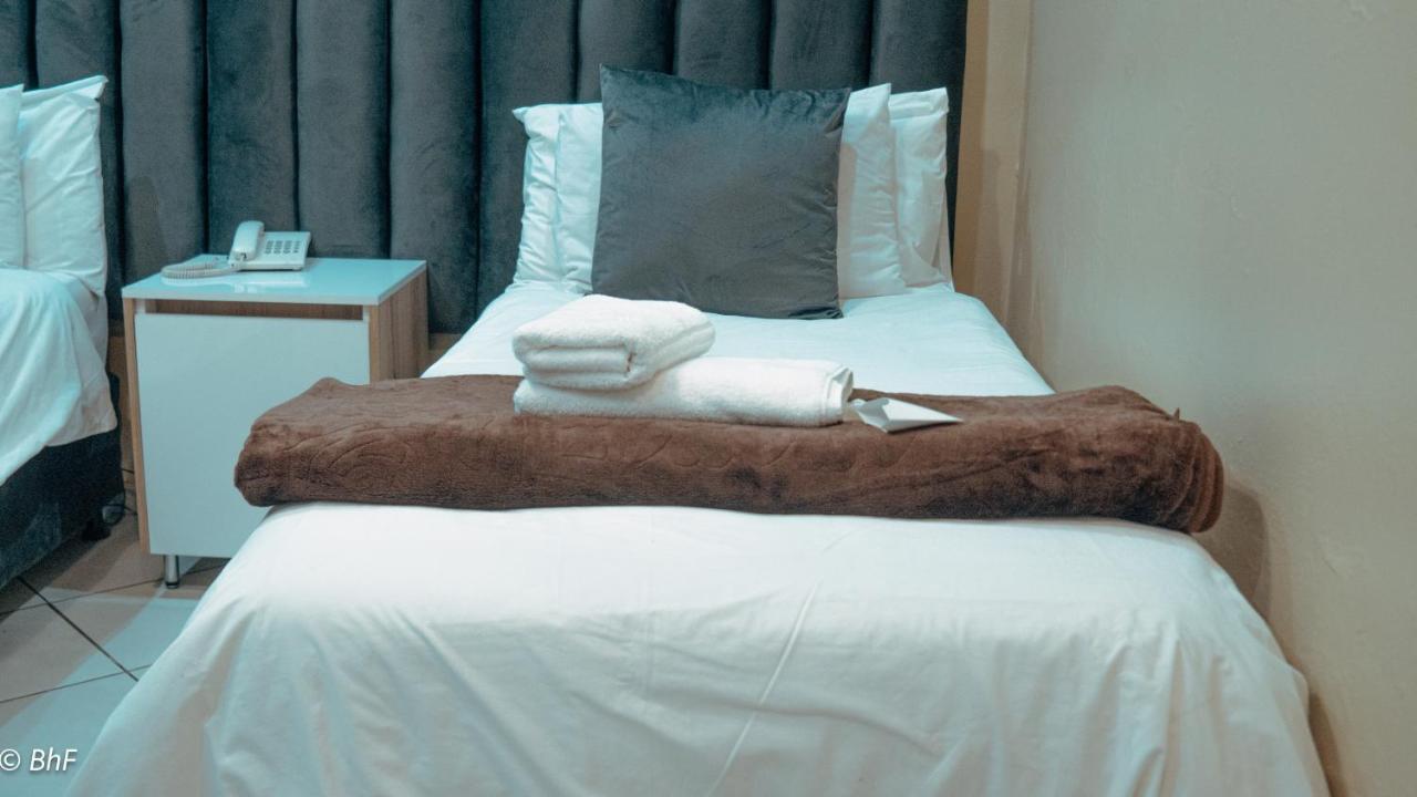 Henry George Guest House Претория Екстериор снимка