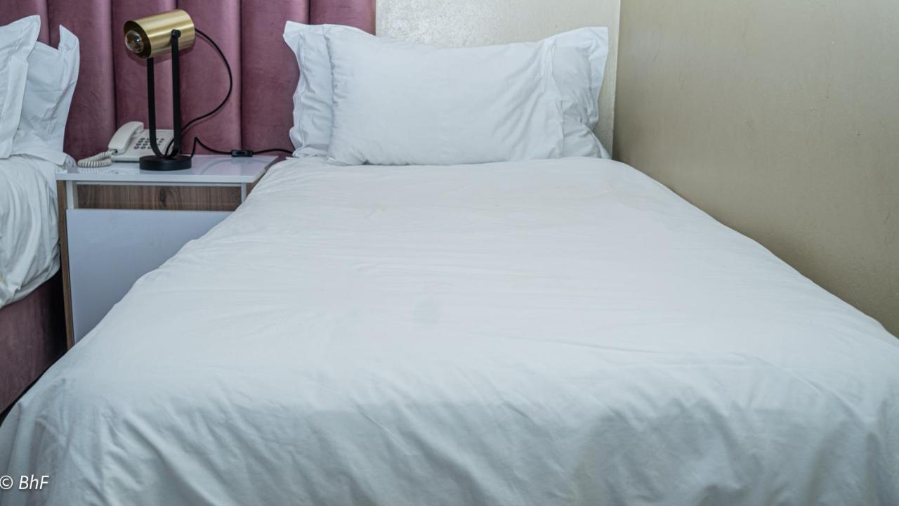 Henry George Guest House Претория Екстериор снимка